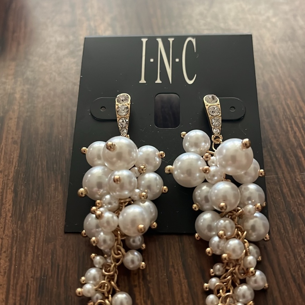 Gorgeous faux pearls w crystal pierced earrings - Picture 2 of 3